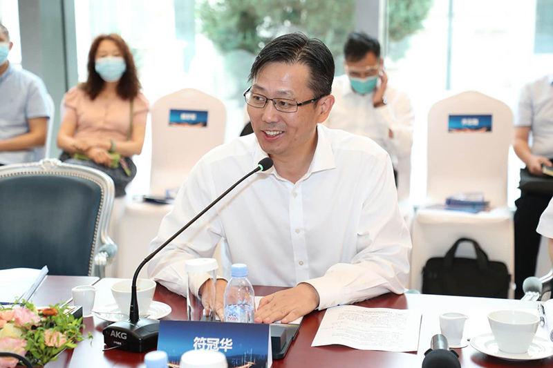 “老交通”智庫執(zhí)行副主任、蘇交科集團(tuán)董事長符冠華主持沙龍.jpg